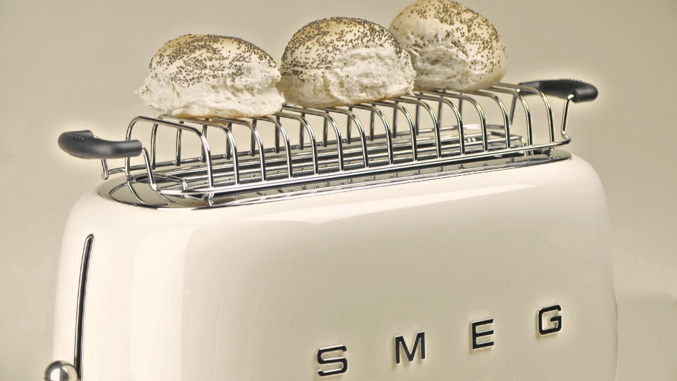 Фирма smeg. Смег бытовая техника тостер. Тостер Smeg tsf0, серый. Чайник и тостер Smeg. Хлебница Смег.